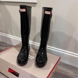 Hunter rain boots. Size 7 (will fit size 8)